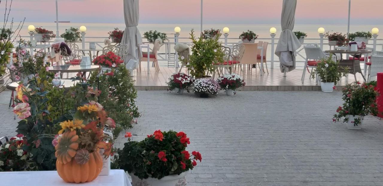 Shalanda Hotell Odessa Exteriör bild